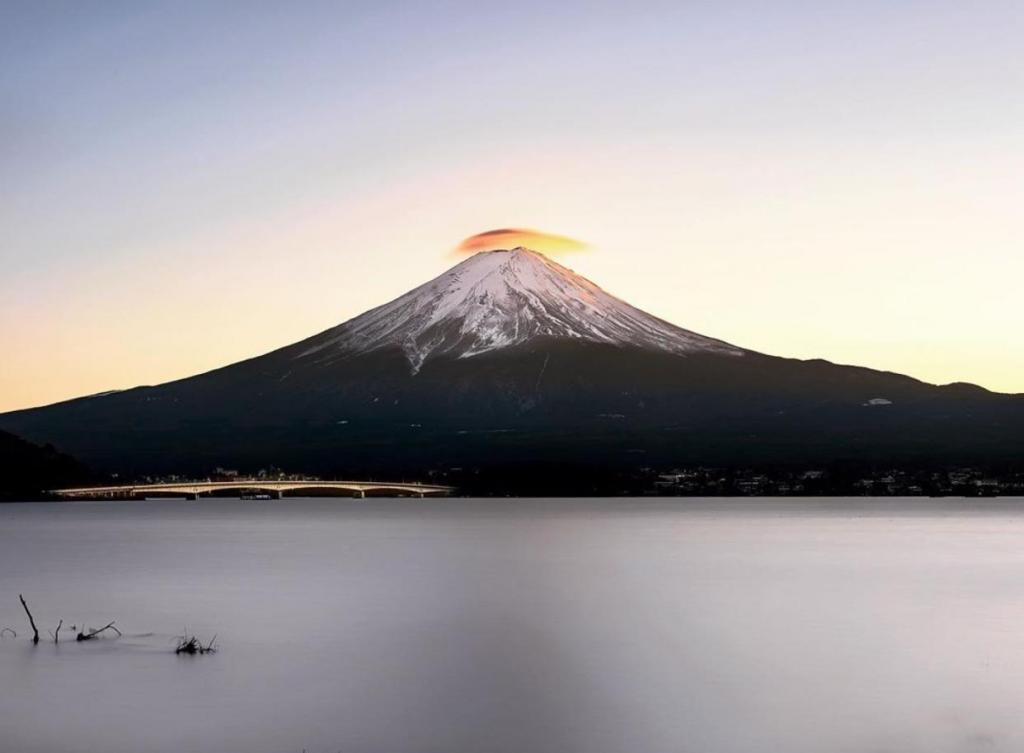 INS上戴帽子的富士山