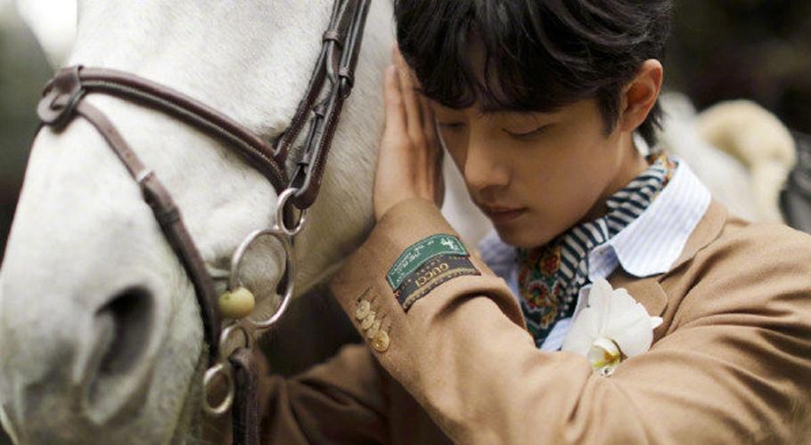 肖战白马骑士造型风衣写真