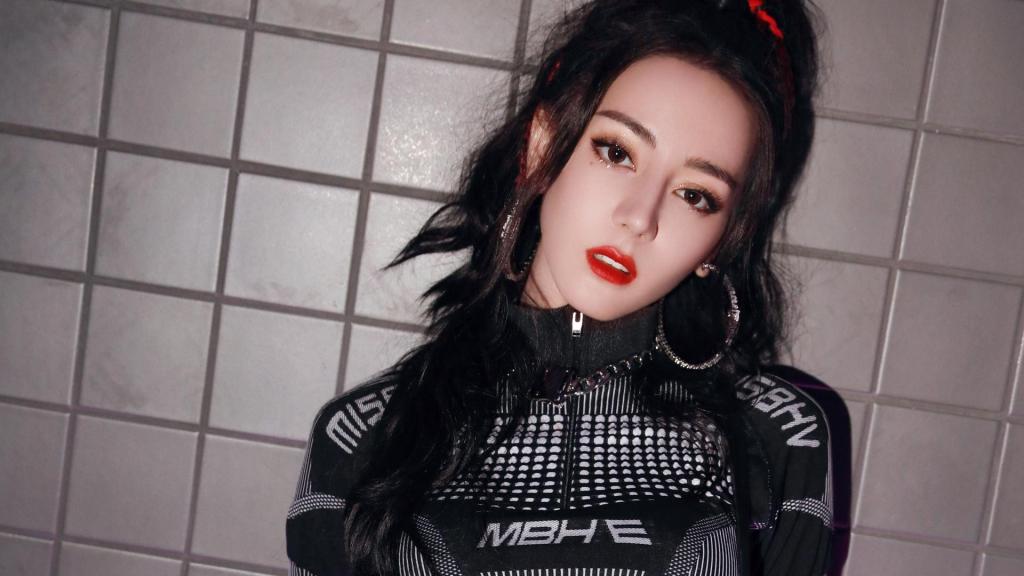 迪丽热巴酷飒迷人写真