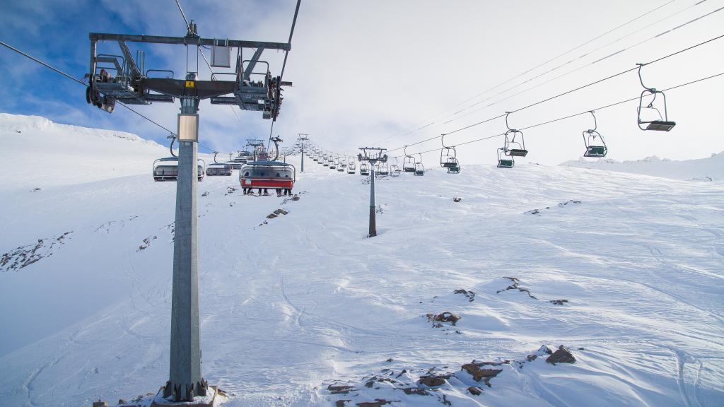 冬季雪花下的观光缆车