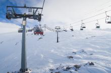 冬季雪花下的观光缆车