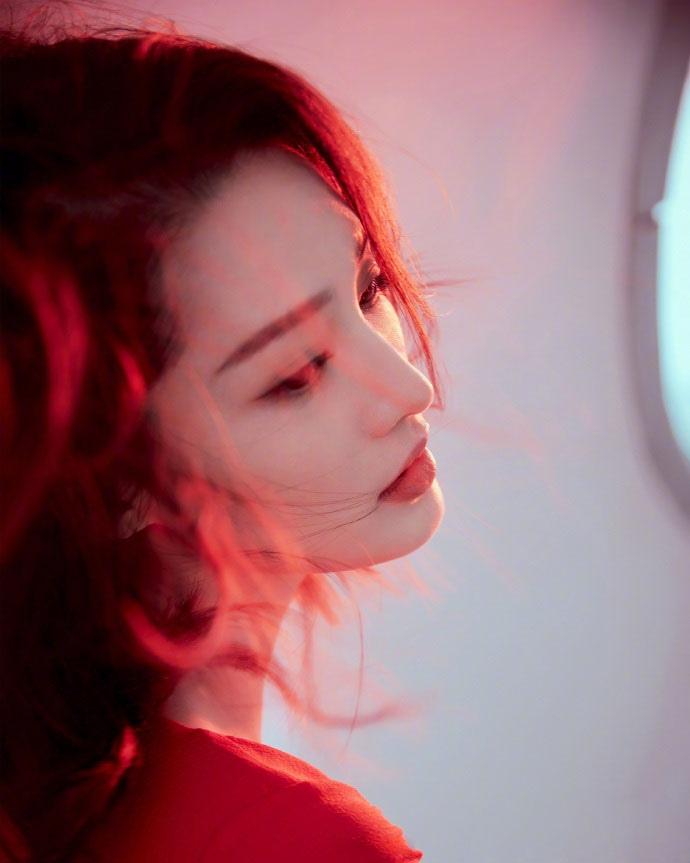 李沁朦胧光影性感时尚写真