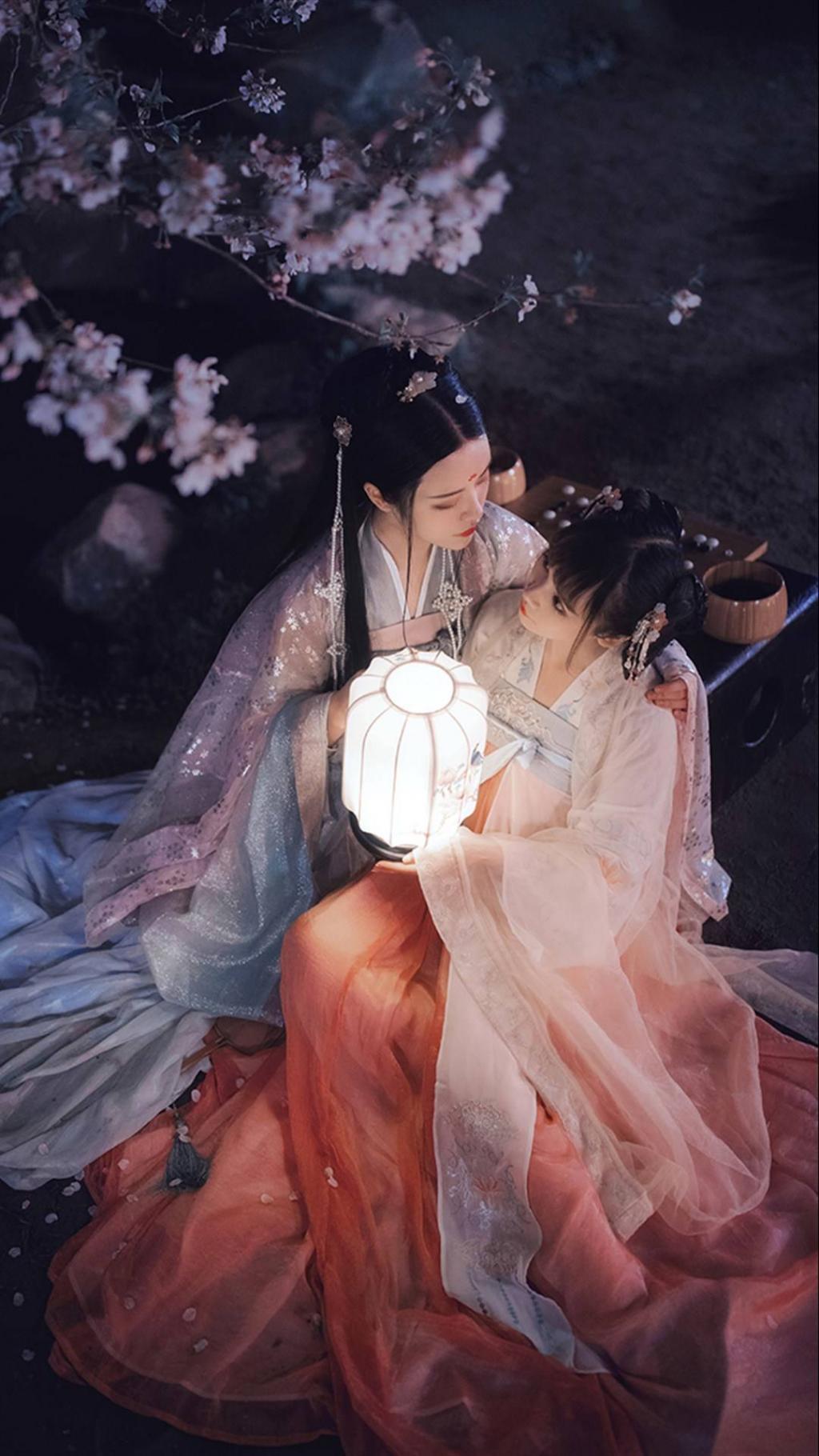 古风美女挑灯对弈