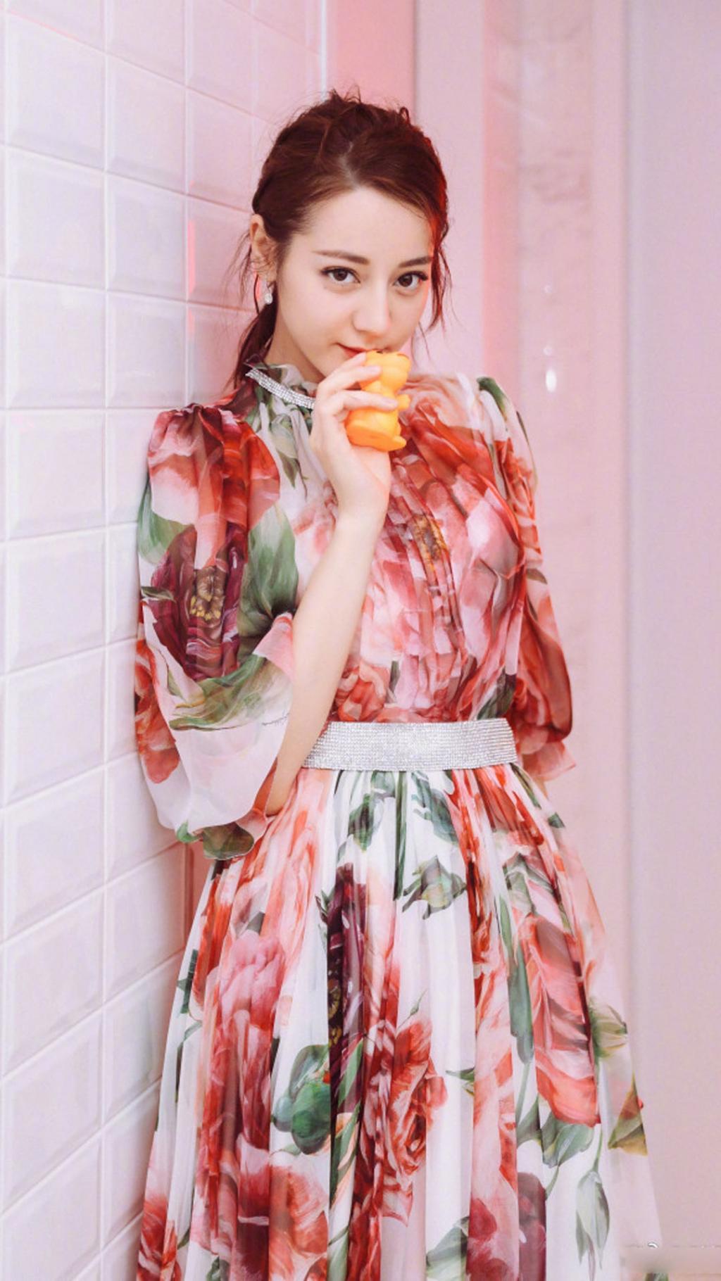 迪丽热巴清新靓丽写真