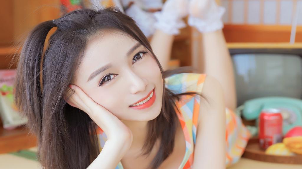 长发性感美女卧室写真