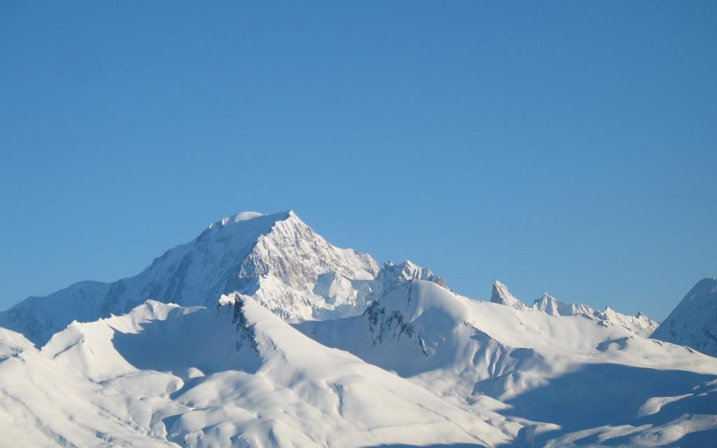 蓝天下的阿尔卑斯山