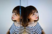 大眼短发美女个性写真