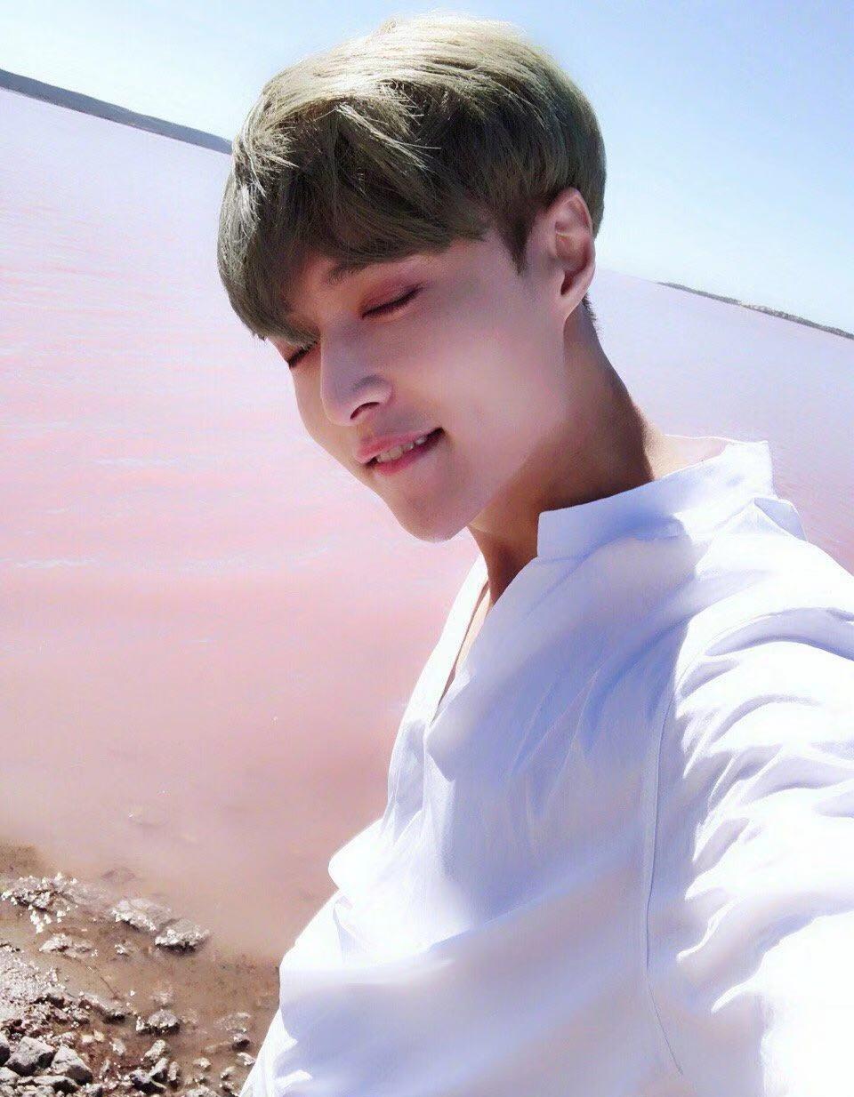 阳光男孩张艺兴时尚写真