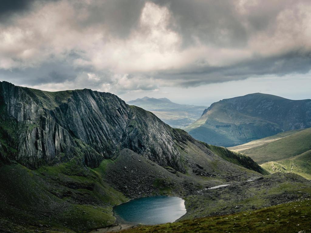沿路上挺拔险峻山脉大自然景色