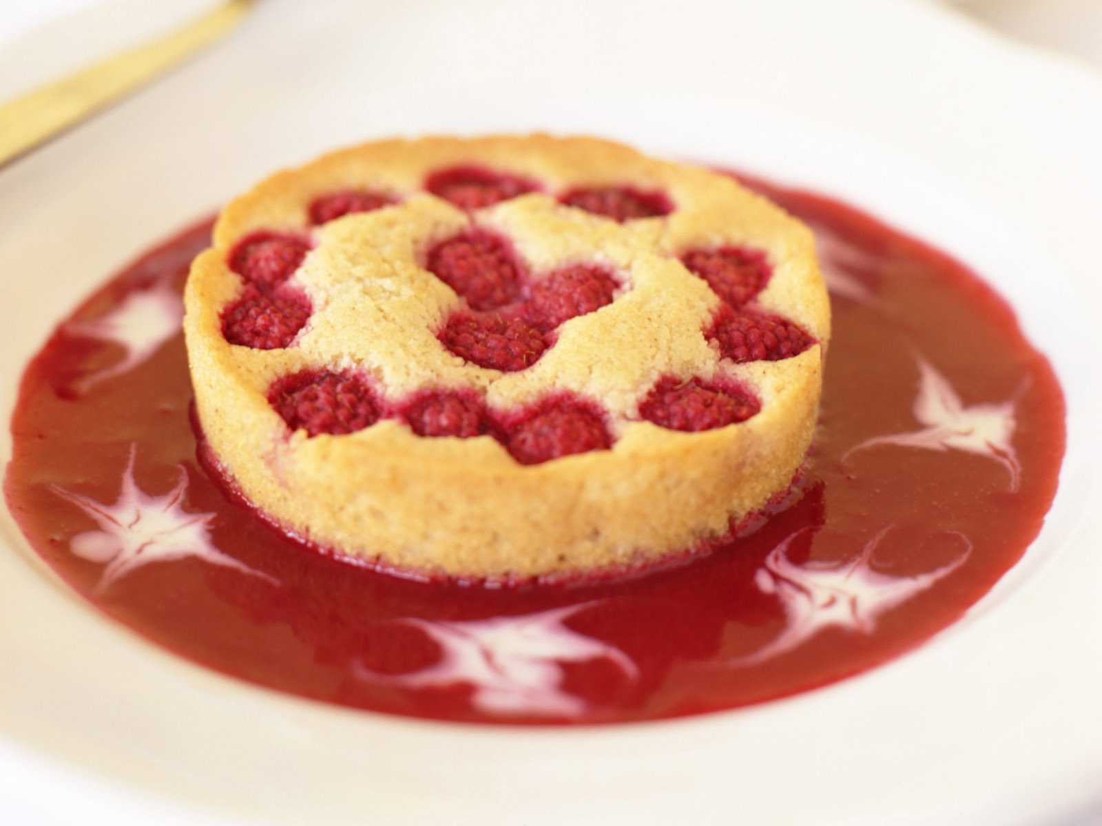 看到可口的蛋糕咬一口