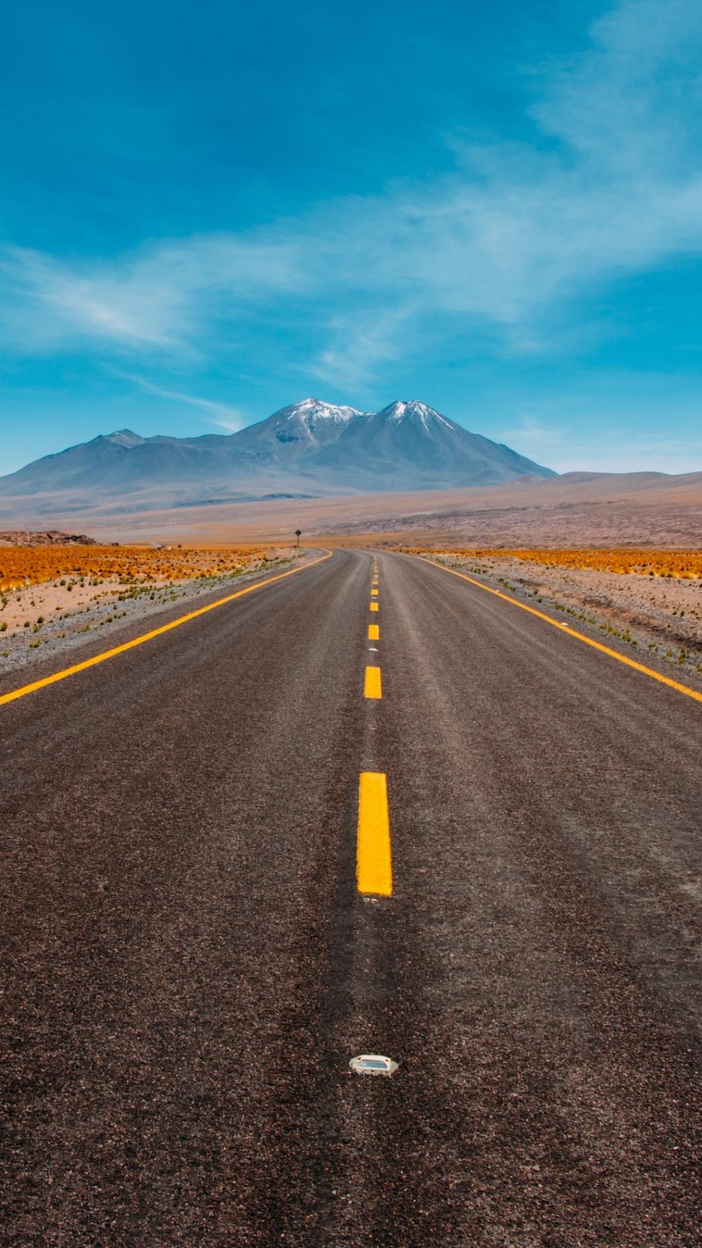 略显荒凉的野外公路