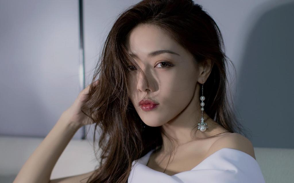 性感御姐邓家佳迷人露肩妖娆妩媚诱人写真