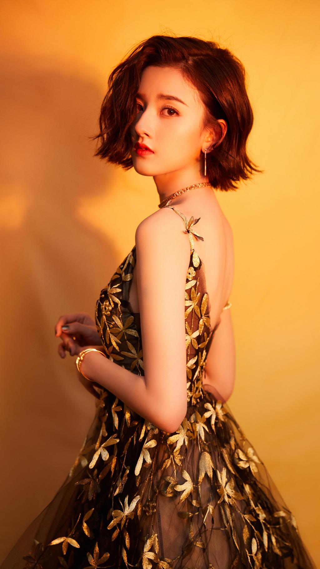 宋祖儿金叶露背纱裙