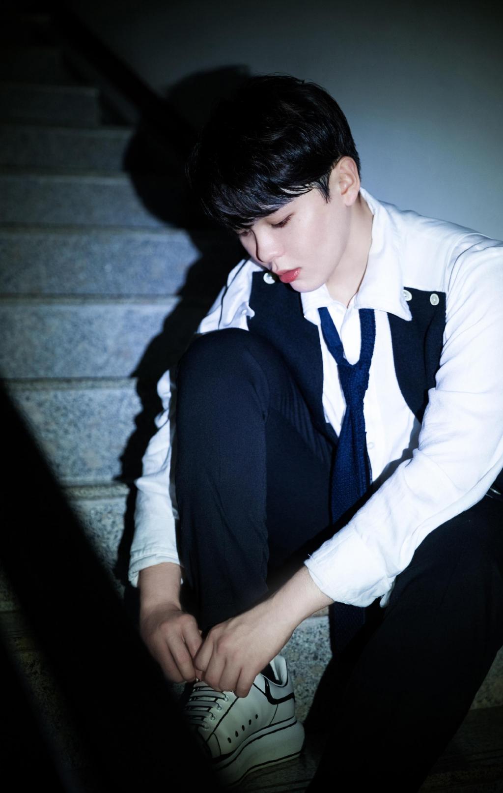 帅气小鲜肉尤长靖迷人写真