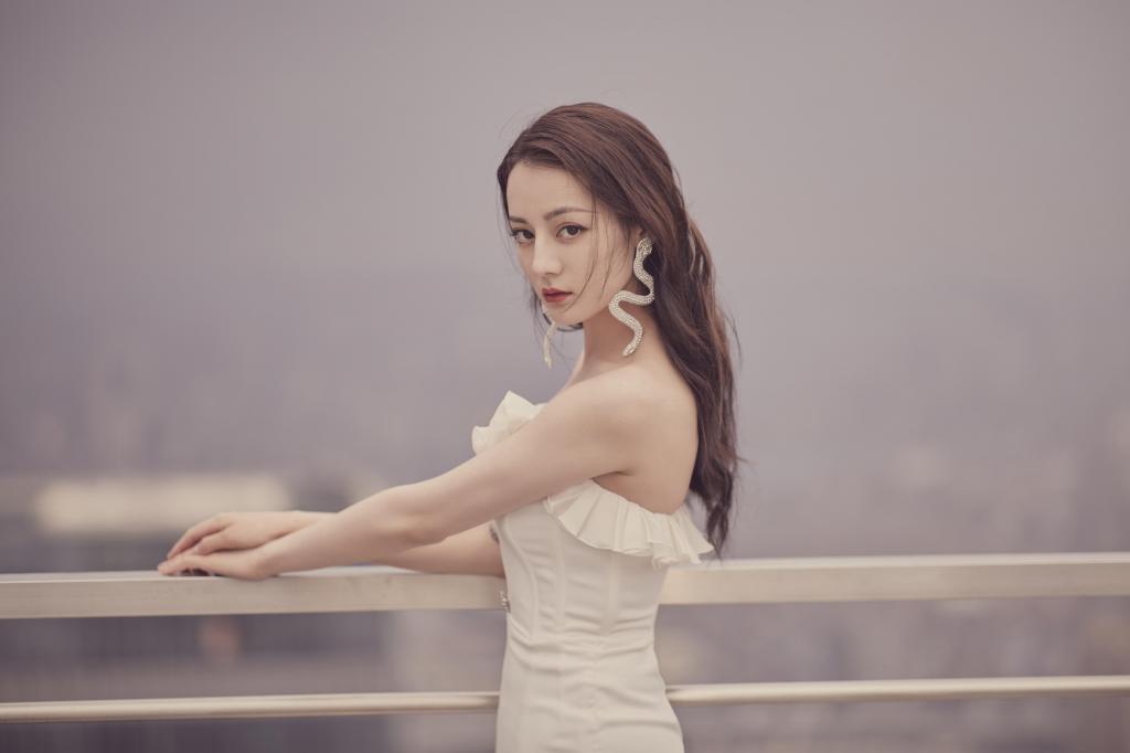 迪丽热巴性感开衩长裙写真