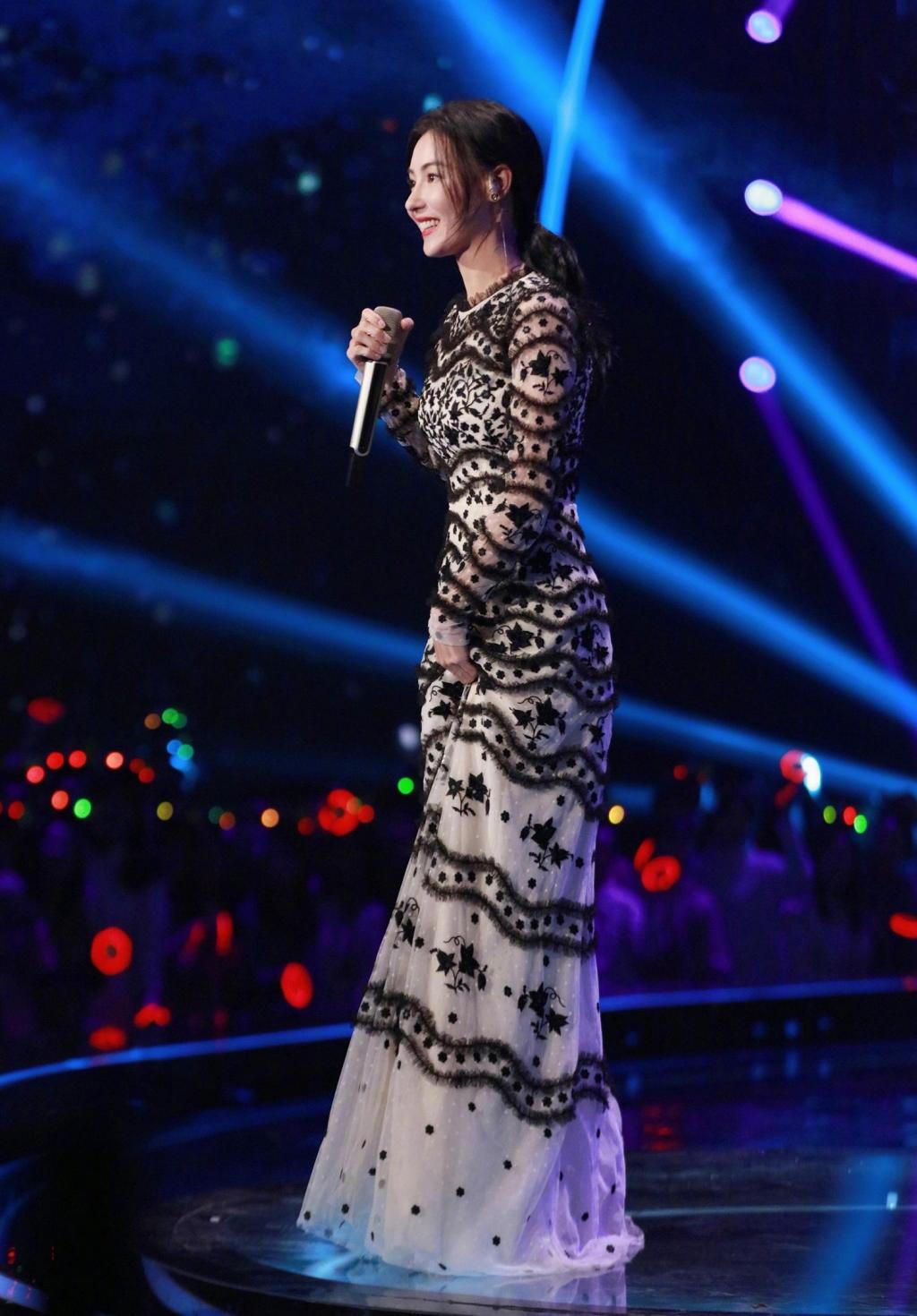 张柏芝碎花薄纱裙