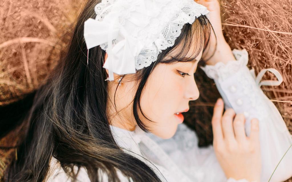 复古白裙气质美女唯美写真