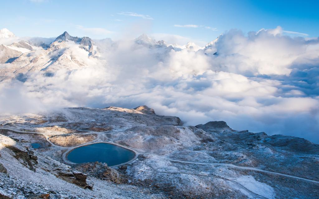 巍峨的雪山绵绵