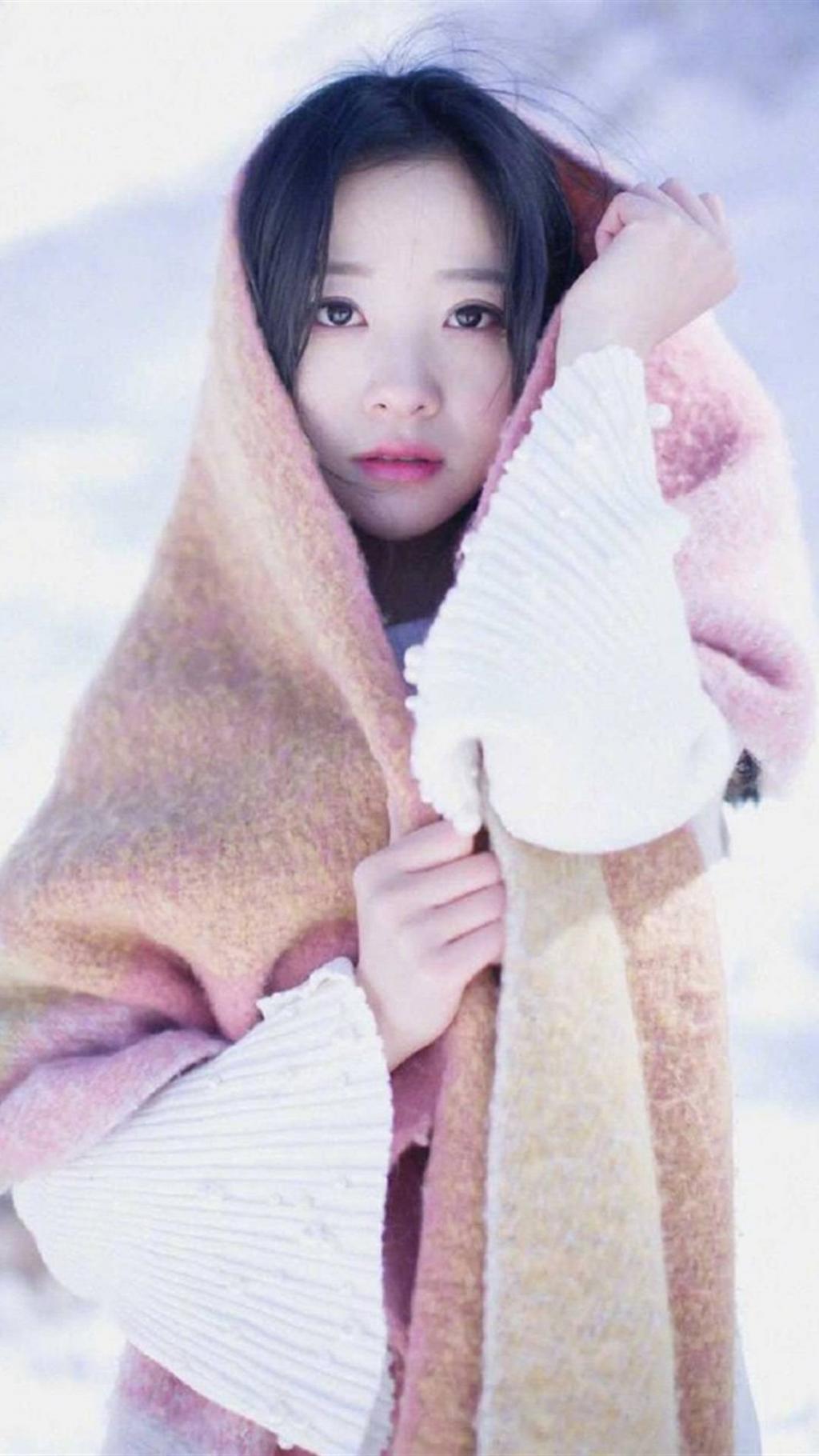 冬日雪景中唯美女孩