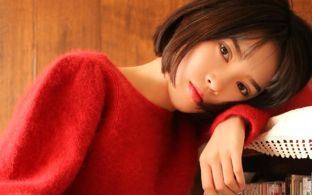短发美女写真