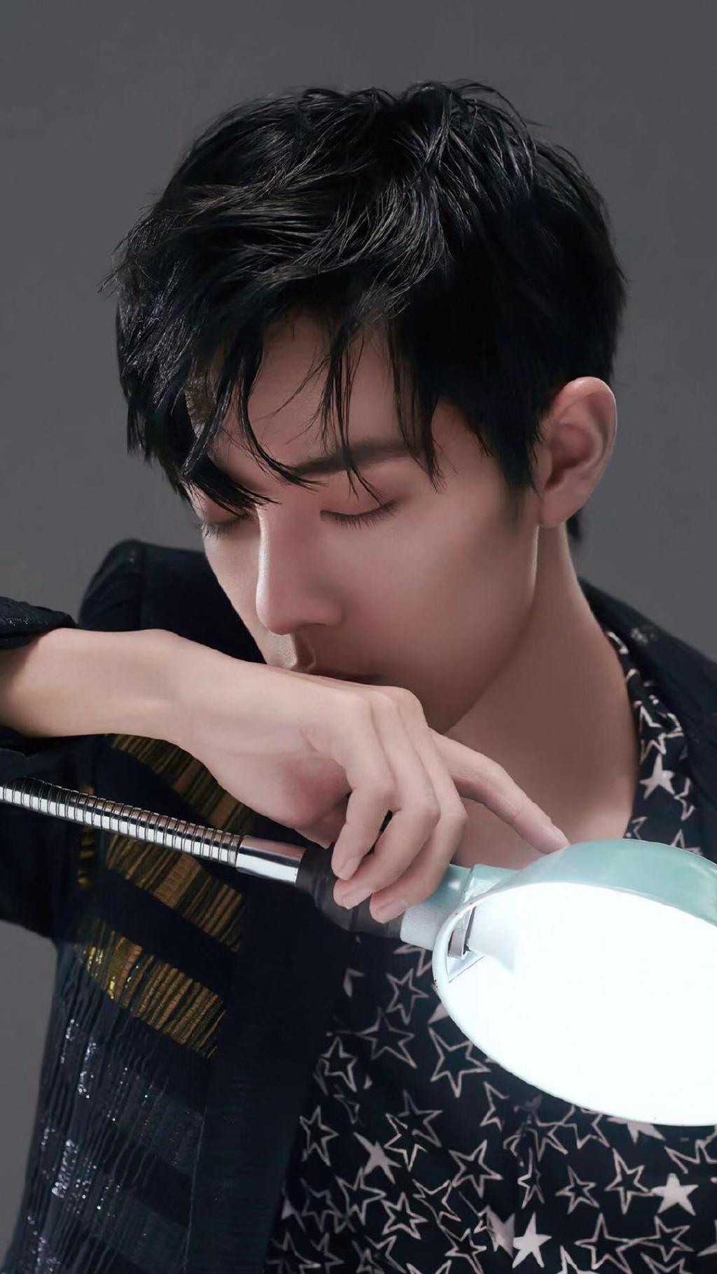 暖心男孩肖战帅气写真