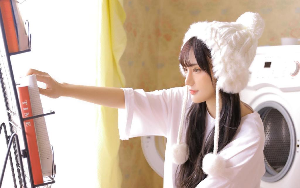 极品清纯美女白净居家私房写真