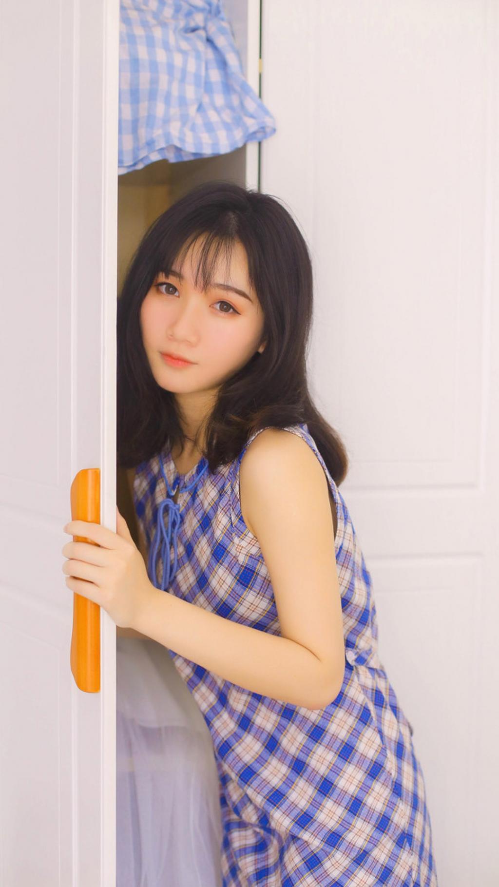 性感美女格子裙居家写真