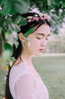 白衣气质美女户外养眼写真-5