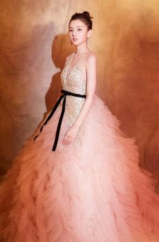 宋祖儿粉色羽毛纱裙-4