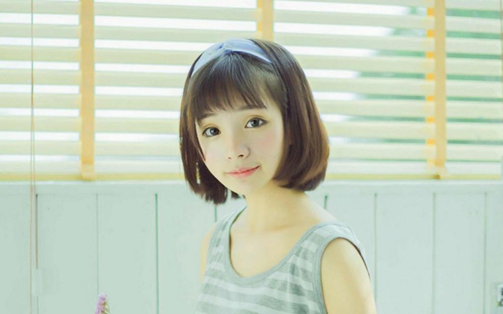 短发清纯大眼美少女