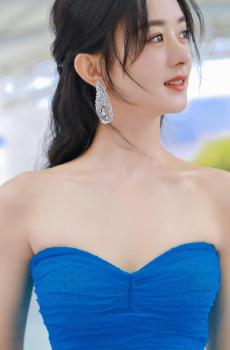 赵丽颖优雅性感蓝色抹胸裙诱人写真-1