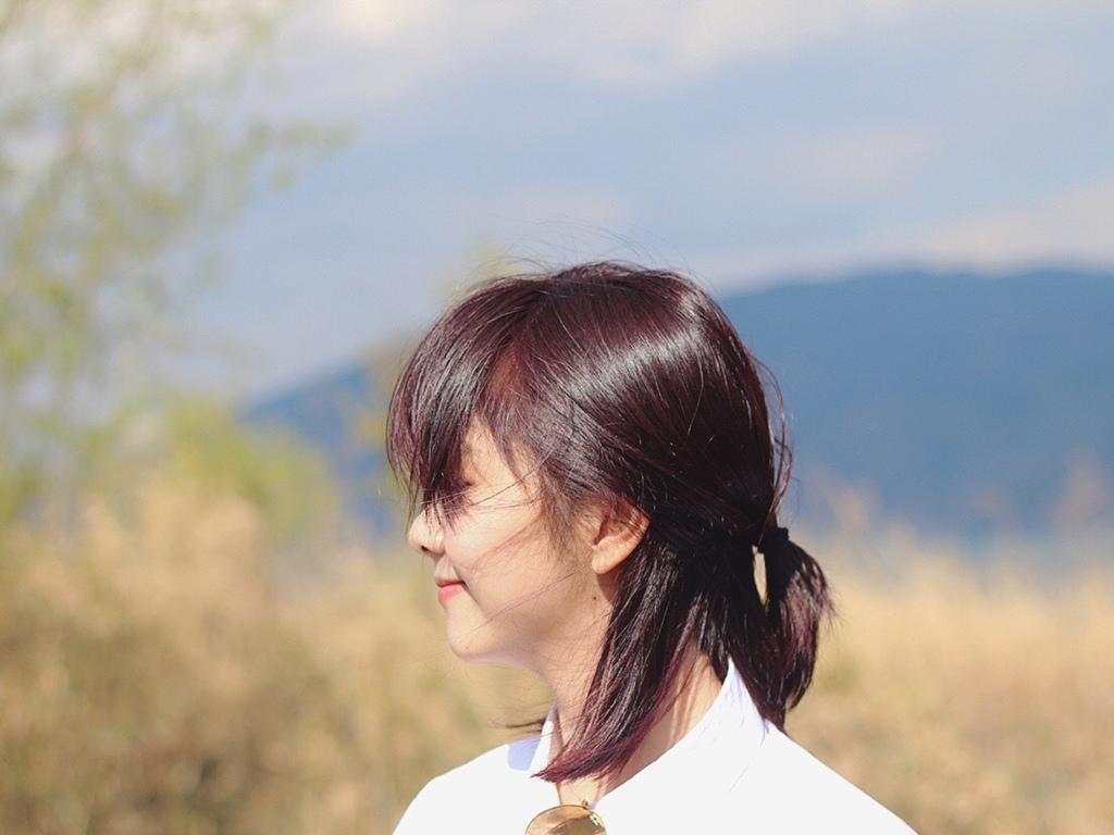 谭松韵清新白衬衫写真