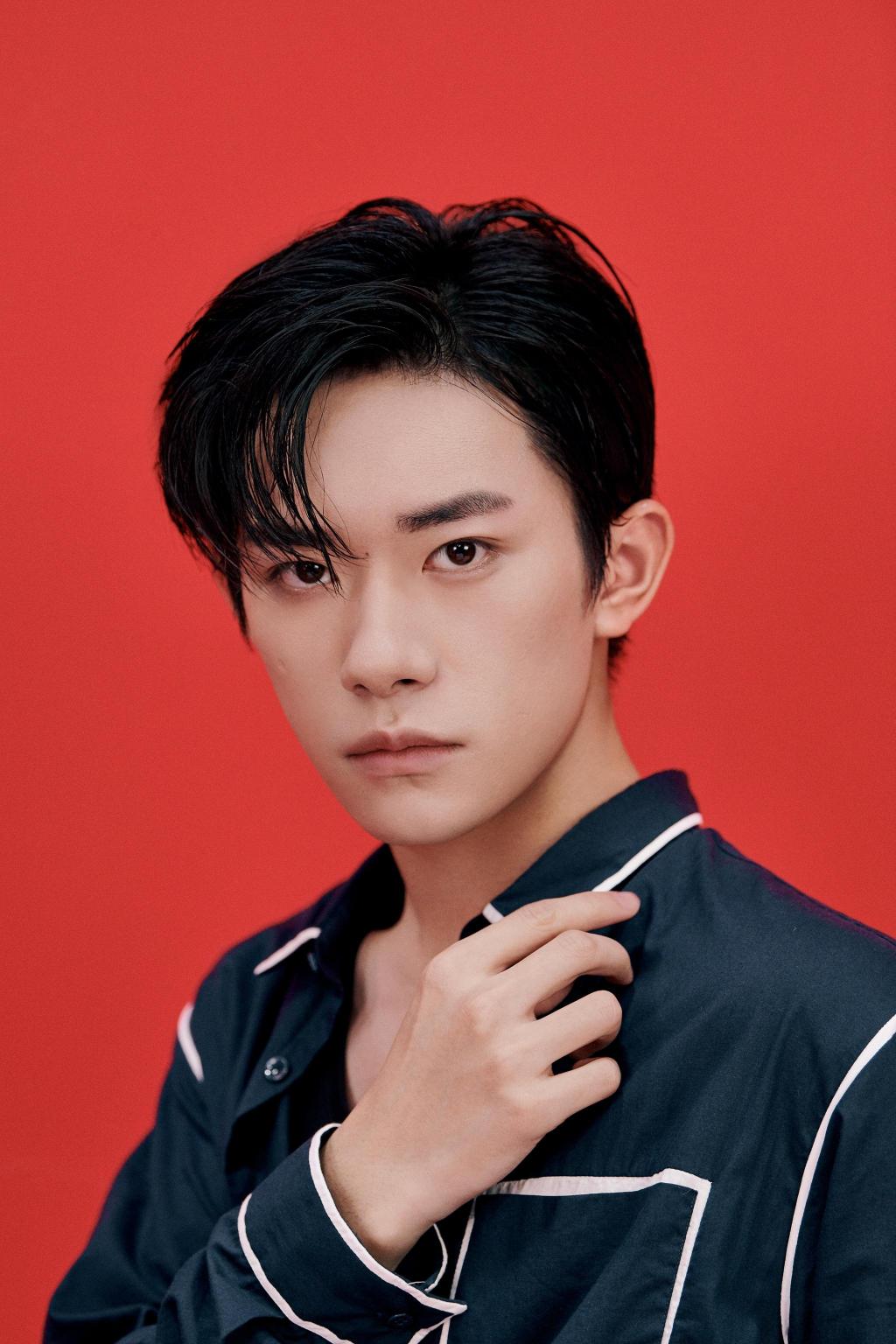 易烊千玺湿发帅气冷峻迷人写真