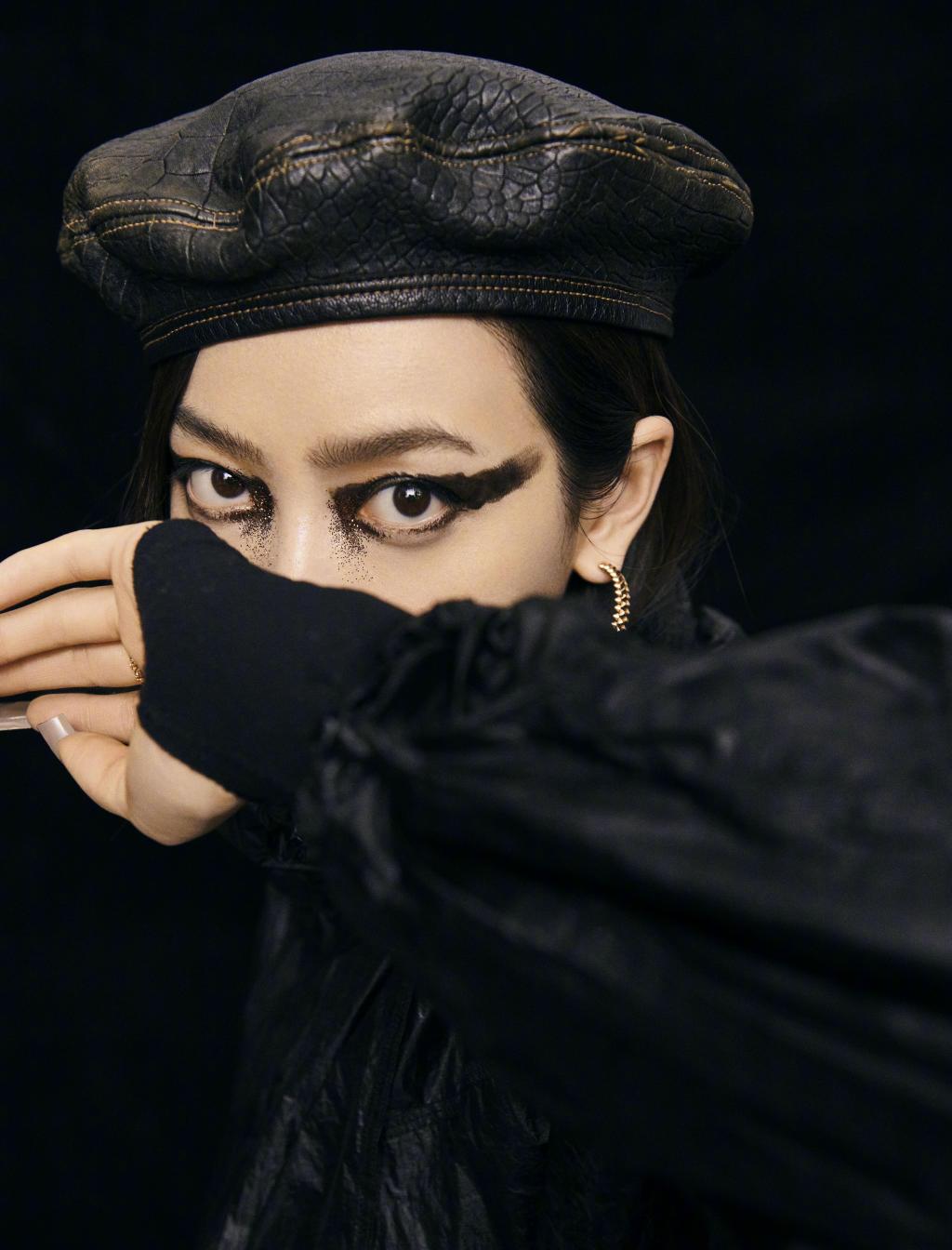 时尚女神宋茜红秀封面写真