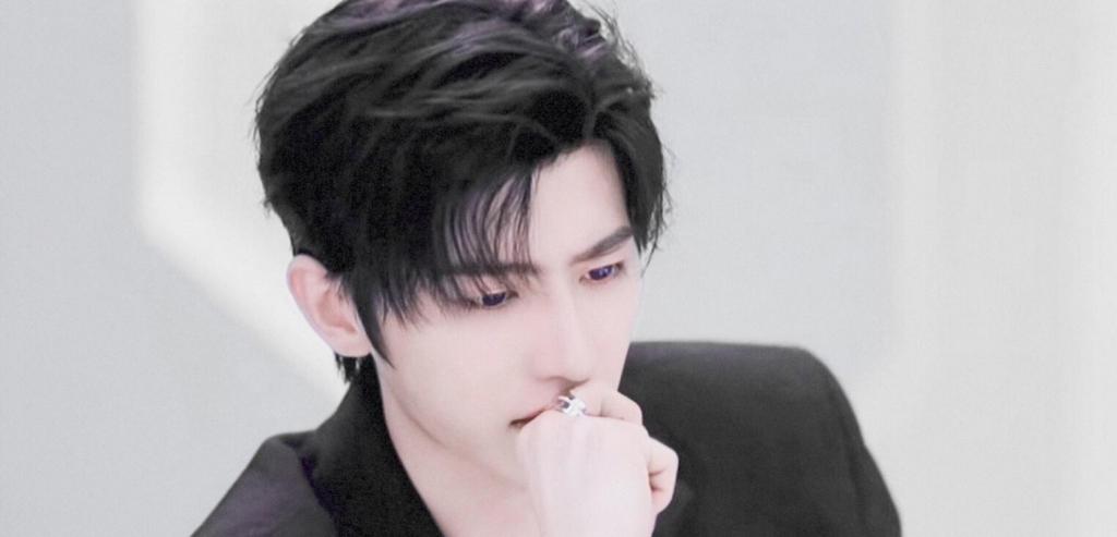 时尚小鲜肉蔡徐坤黑色西装迷人写真