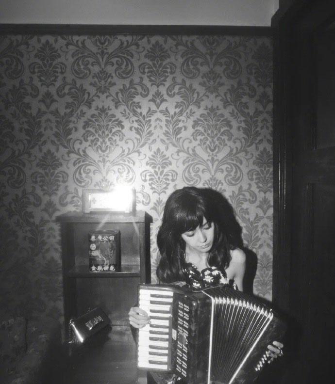 Angelababy唯美复古性感光影写真