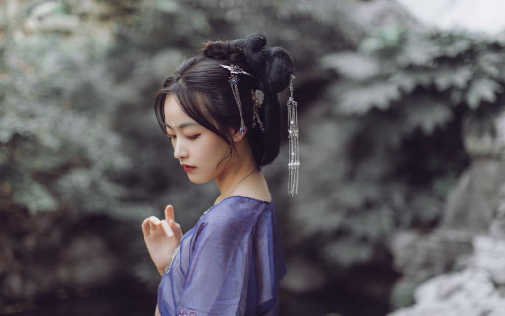 清纯淡雅古装美女写真