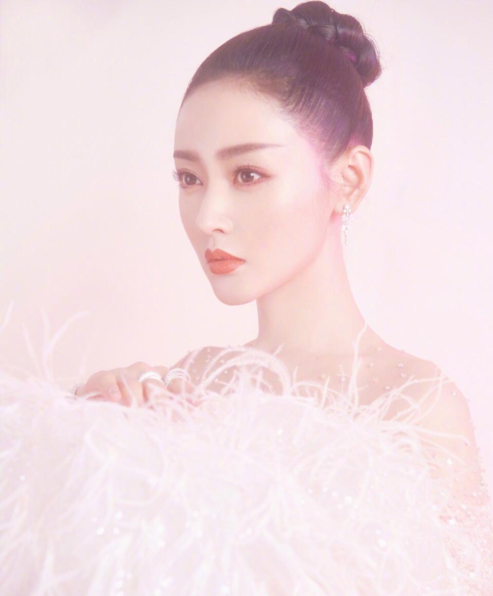 张天爱粉色羽毛燕窝裙优雅气质迷人写真
