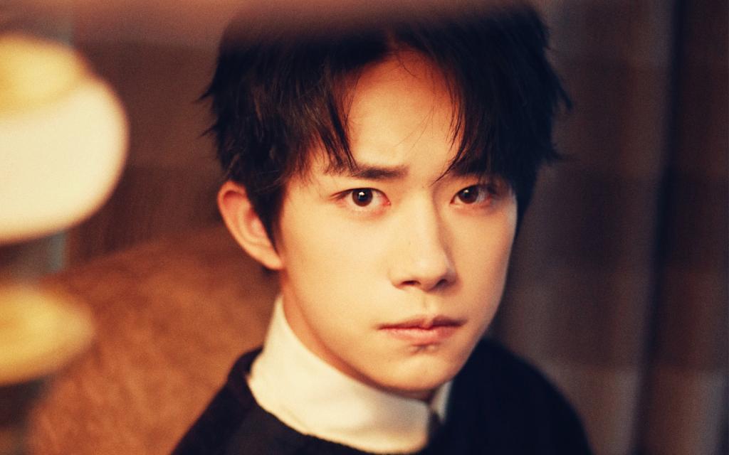 易烊千玺英伦风帅气写真