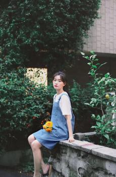 俏皮可爱女孩户外写真-0