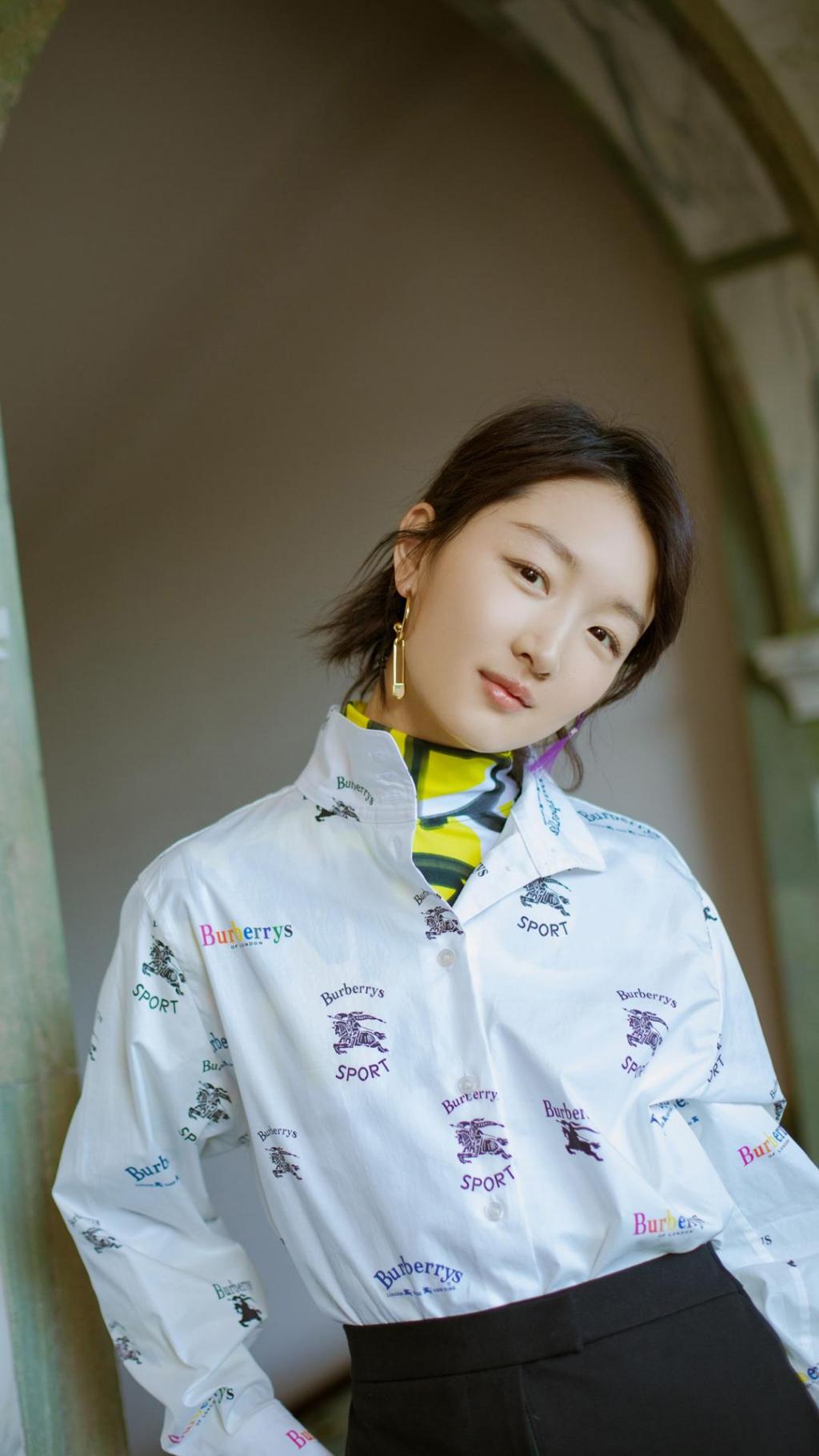 周冬雨休闲个性迷人写真