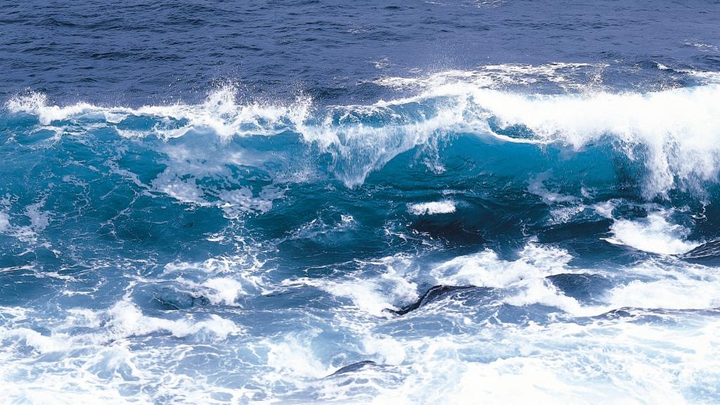 海洋巨浪浪花图片