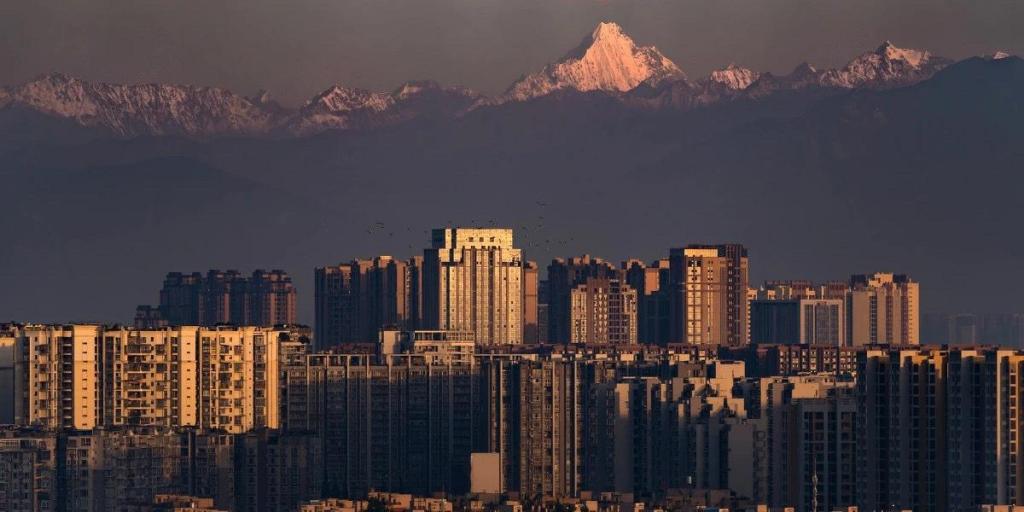 成都又见迷人优美的雪山自然风光