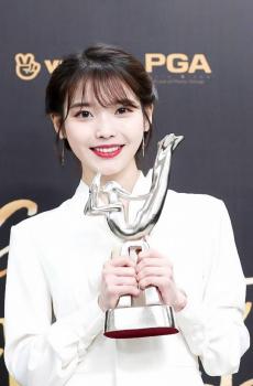 国民女神IU颁奖典礼可爱甜美写真