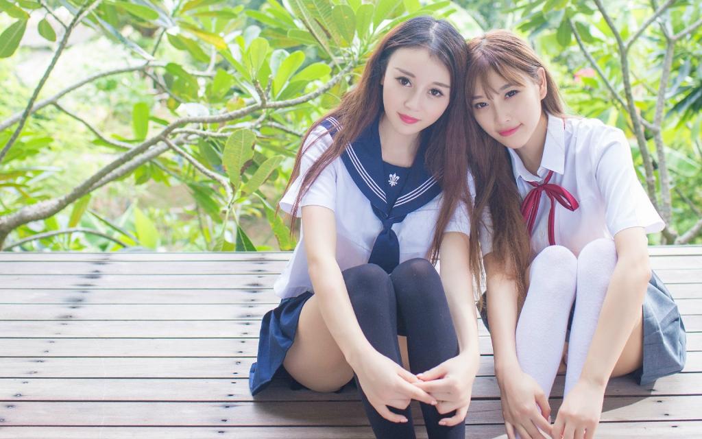清新制服美女闺蜜亲昵