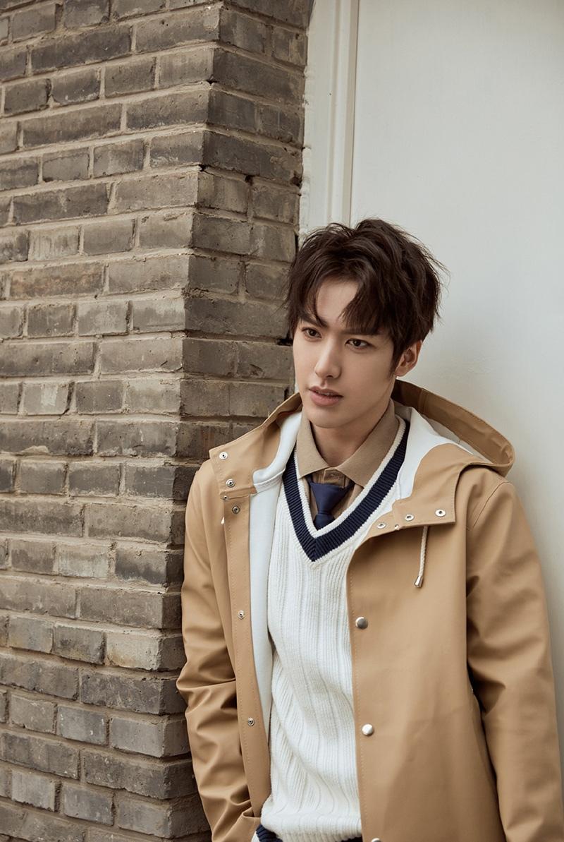 赖艺帅气不羁学院风时尚写真