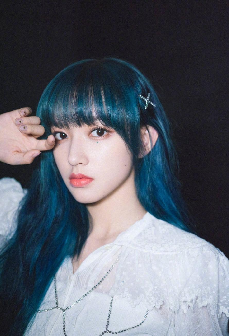 程潇蓝发酷飒个性潮流时尚写真