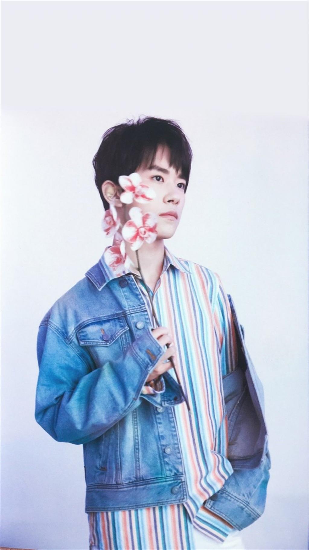 少年易烊千玺与花帅气写真