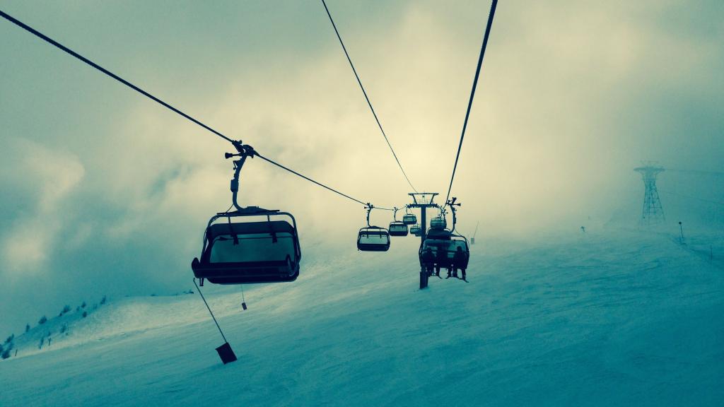 一条索道上高悬