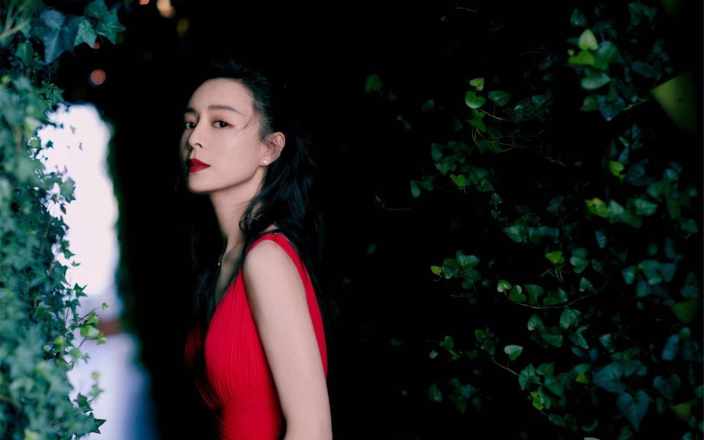 张静初性感迷人礼服写真